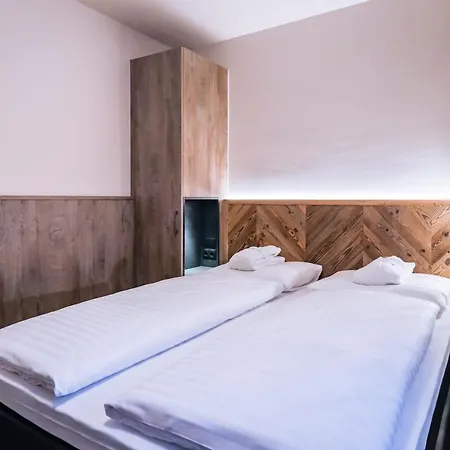 24 باي أفينيدا، ماونتن هوتل * كابرون