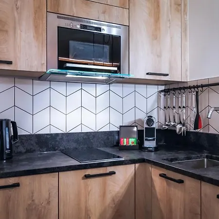 24 باي أفينيدا، ماونتن هوتل * كابرون