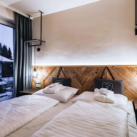 24 باي أفينيدا، ماونتن هوتل *