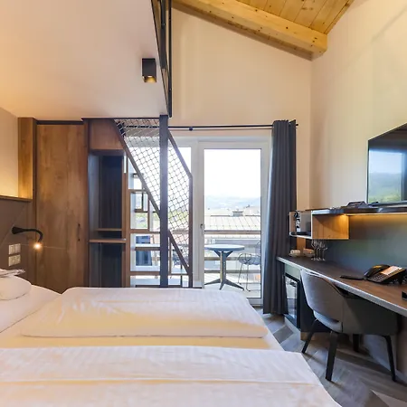 24 باي أفينيدا، ماونتن هوتل