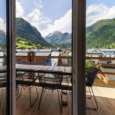 24 باي أفينيدا، ماونتن هوتل * كابرون