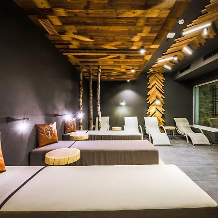 24 باي أفينيدا، ماونتن هوتل