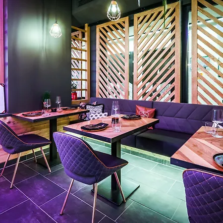 24 باي أفينيدا، ماونتن هوتل * كابرون