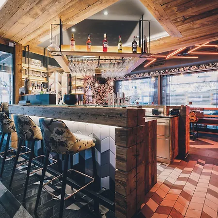 24 By Avenida - Mountain