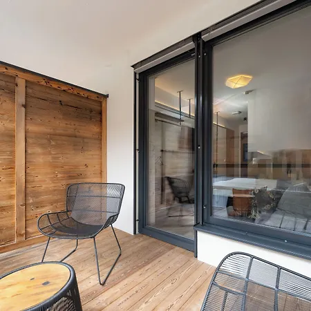 24 باي أفينيدا، ماونتن هوتل